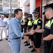 El alcalde saludando a agentes de la Policía Local en la playa Victoria el pasado verano.
