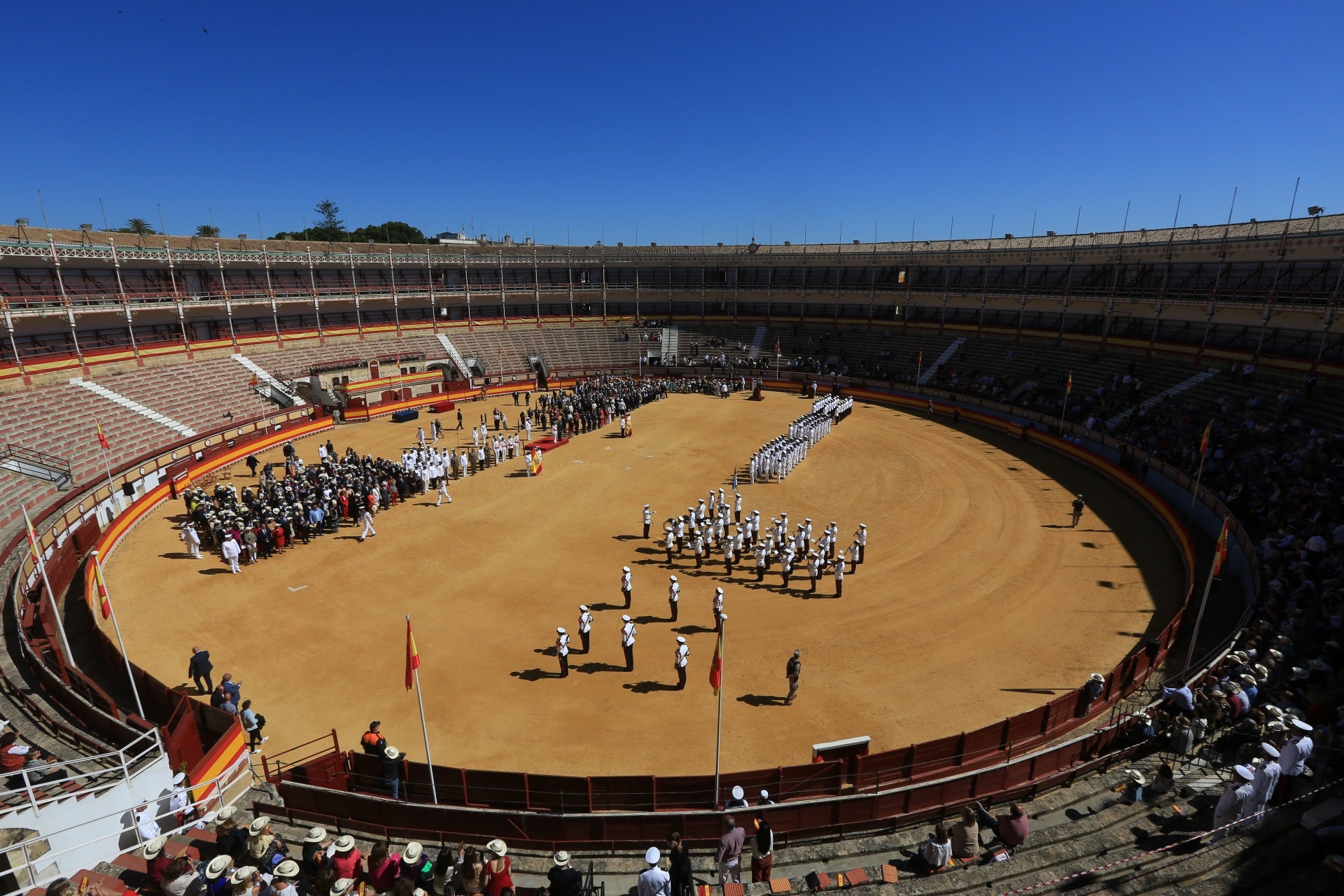 Fotos: Jura de bandera civil en la Plaza de Toros de El Puerto