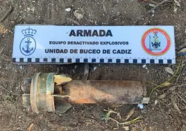 La Unidad de Buceo de Cádiz retira una cola de cohete en la marisma del Mirador de aves del Río Arillo
