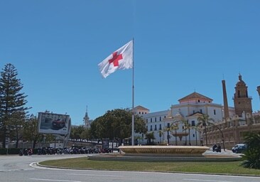 ¿Por qué hay una bandera de Cruz Roja en la plaza de Sevilla de Cádiz?
