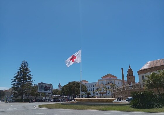 ¿Por qué hay una bandera de Cruz Roja en la plaza de Sevilla de Cádiz?