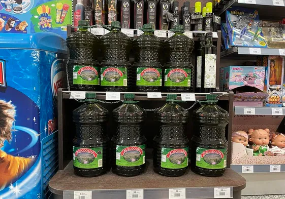 Garrafas de aceite de oliva con cadenas en una gasolinera de la capital gaditana