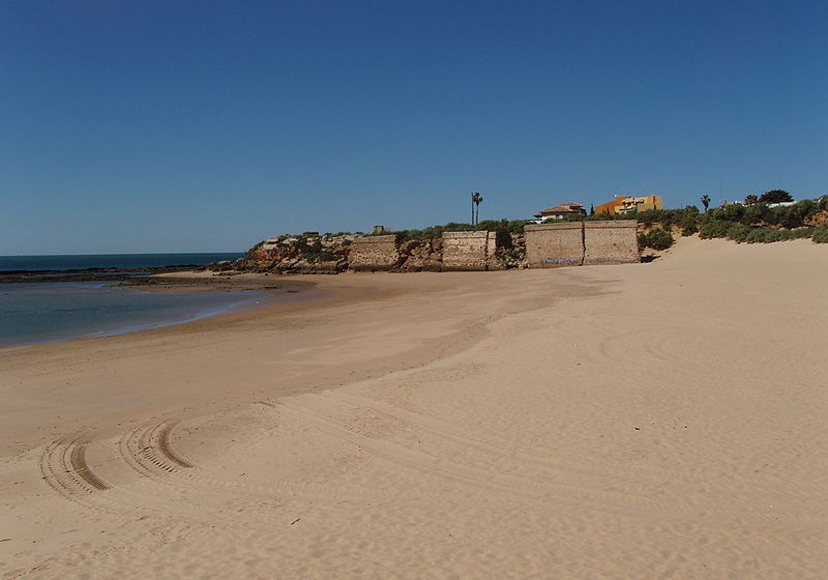 La espectacular playa de El Puerto que se encuentra junto a los restos de un antiguo castillo