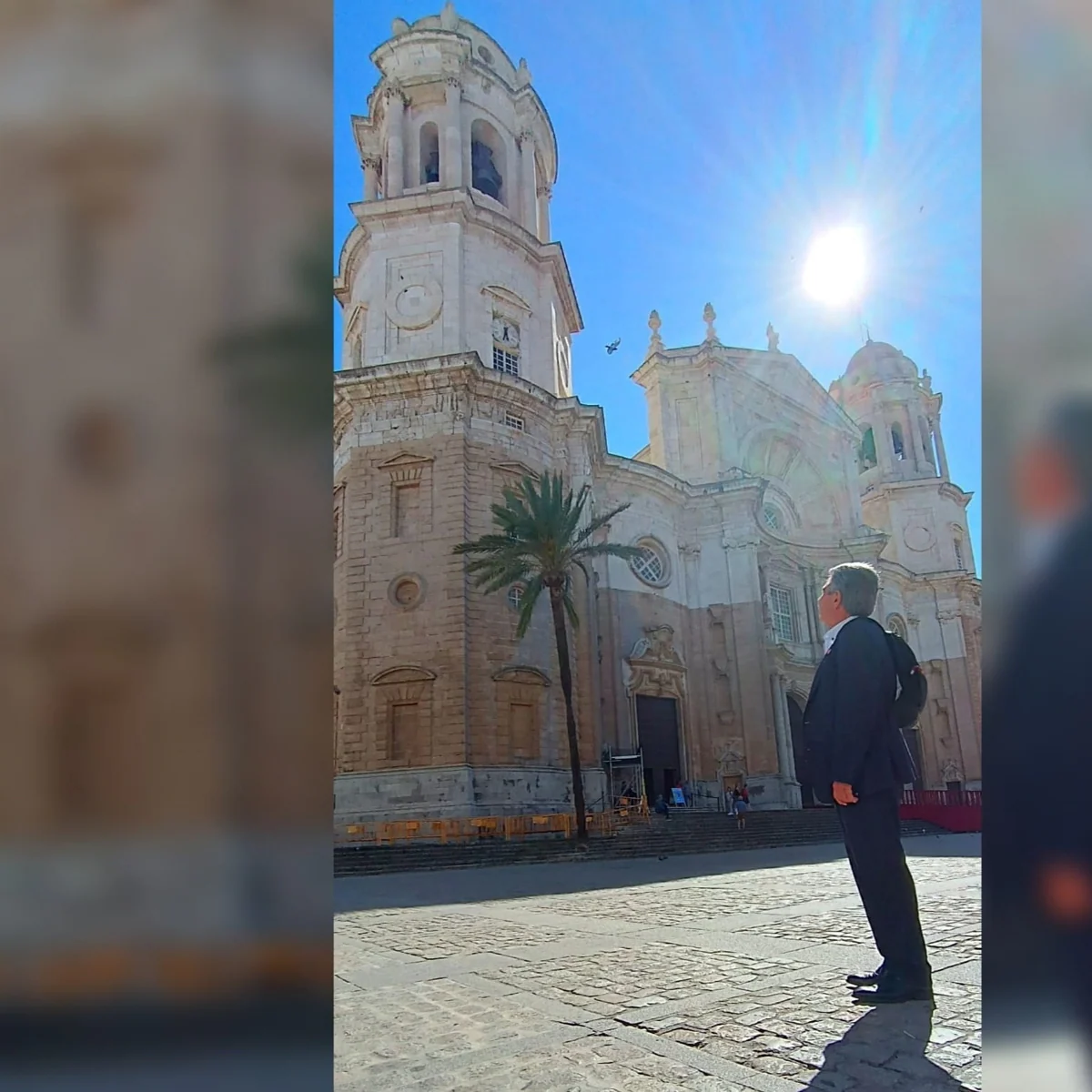 Miguel Ángel Revilla, mirando la plaza de la Catedral, en una imagen compartida por él mismo en redes sociales