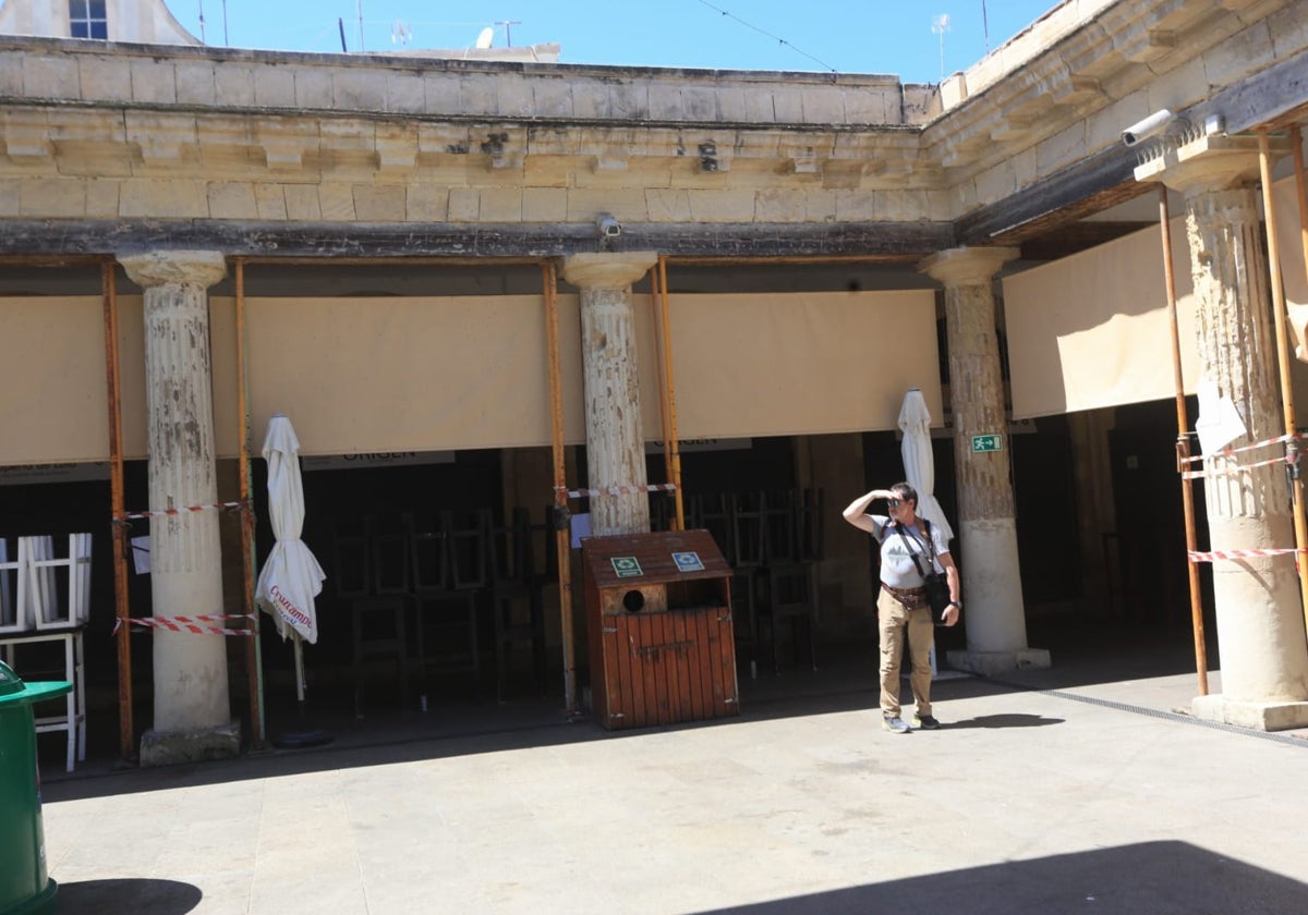 Un turista visita este lunes el Mercado Central de Abastos de Cádiz.