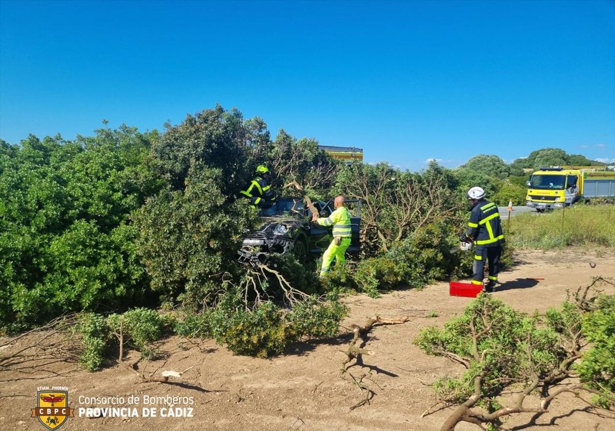 Bomberos, durante la operación de rescate