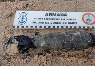La Armada neutraliza un mortero de 60 milímetros y diversas municiones hallados en la playa de Camposoto