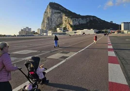 Albares convoca a los alcaldes del Campo de Gibraltar, Junta y Mancomunidad para informarles sobre Gibraltar