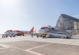 Juanma Moreno convoca este jueves a los alcaldes del Campo de Gibraltar cuatro días antes de la cita fijada por Albares