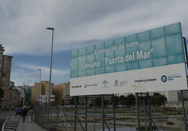 Imagen de archivo de 2017 del cartel anunciador de la construcción del nuevo hospital de Cádiz, junto al barrio de Loreto.