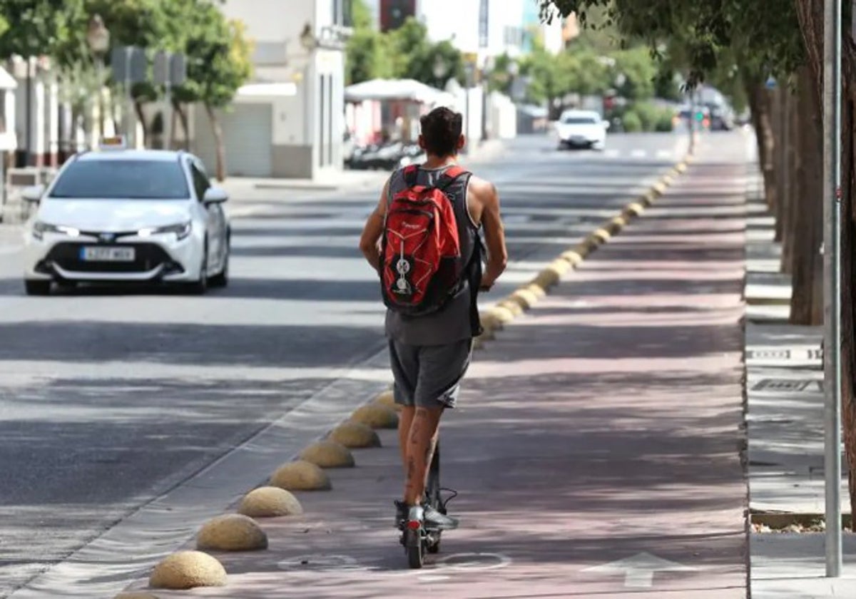 Medio centenar de denuncias por infracciones con patinetes eléctricos en Cádiz.