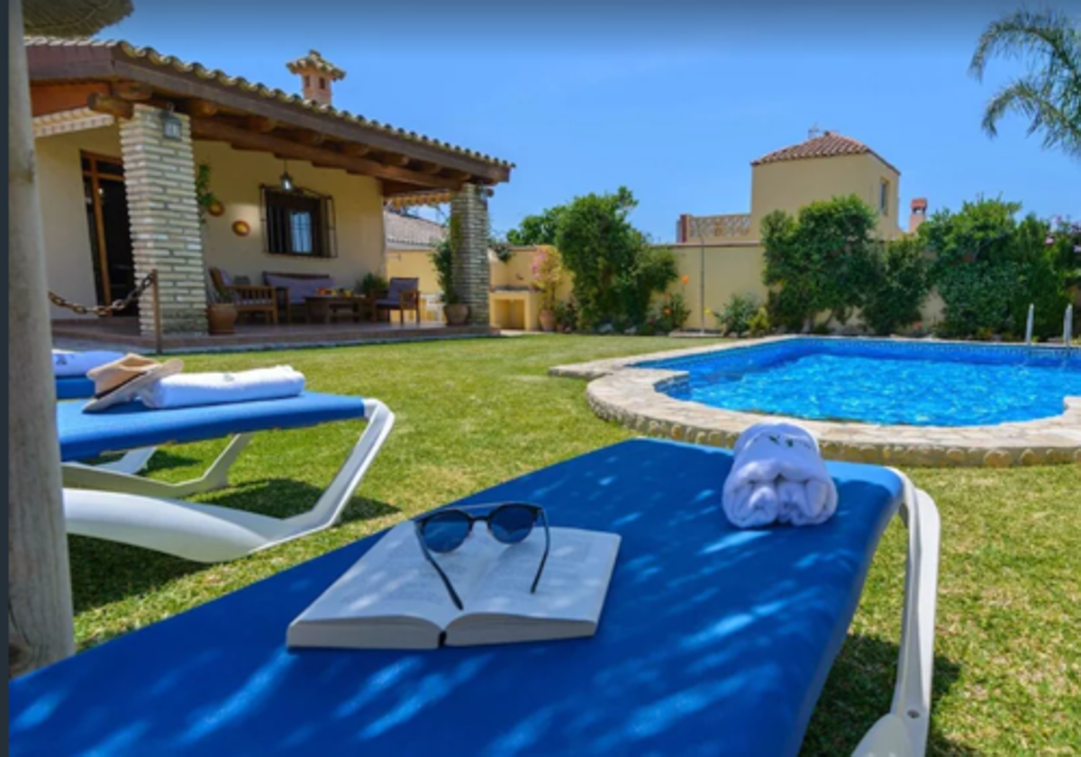 Imagen de archivo de una piscina privada.