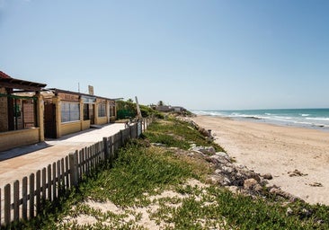 La playa de las Tres Piedras de Chipiona se queda sin bandera Azul: este es el motivo