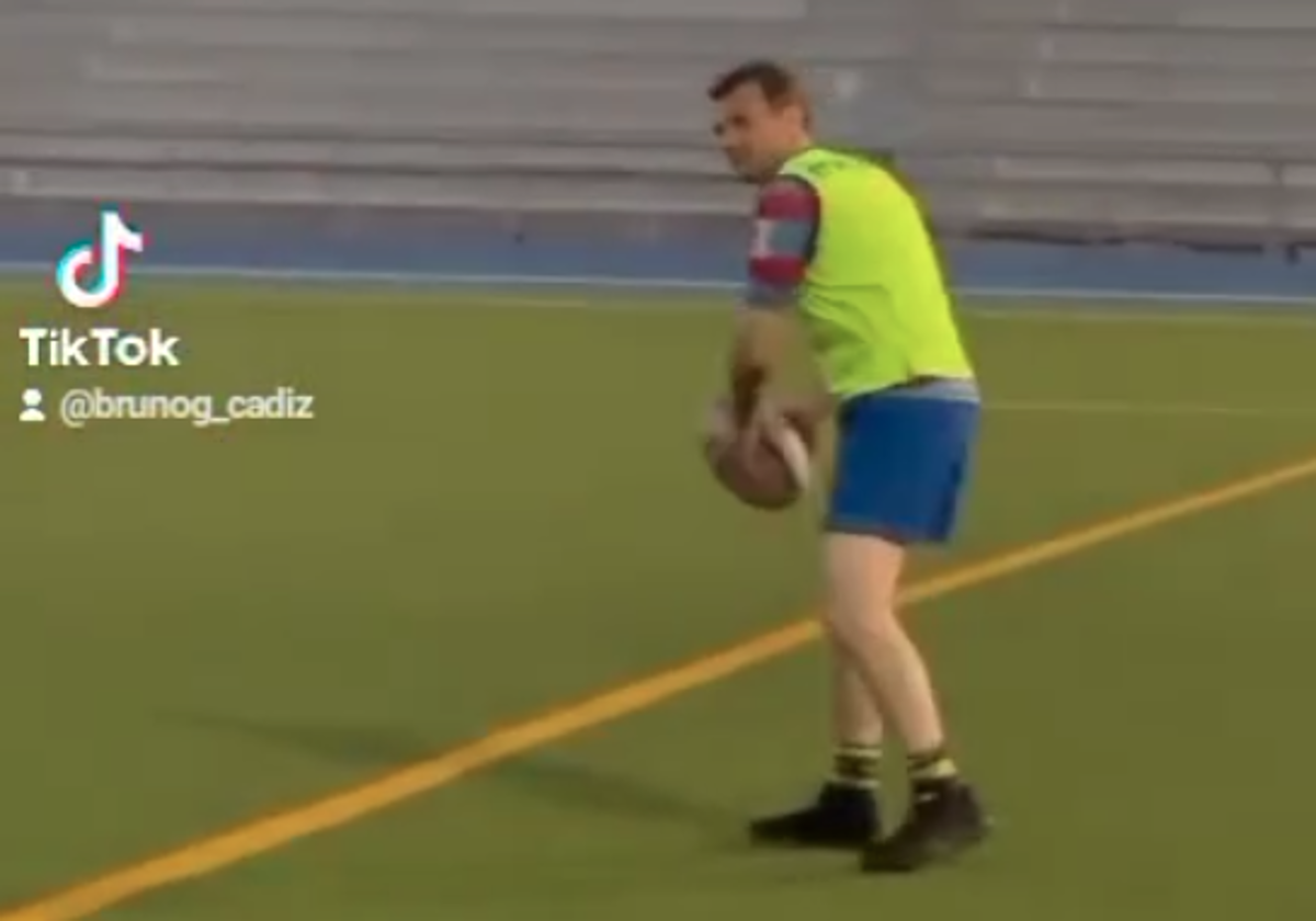 Bruno García, jugando al rugby con el Club Rugby Cádiz