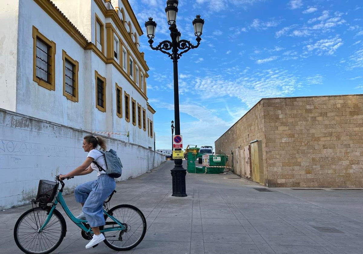 Una chica avanza con su bicicleta por delante de unas obras que tienen cortado el carril bici en ese tramo.