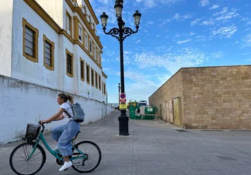 Recta final de las obras para reparar la muralla del Paseo del Vendaval de Cádiz