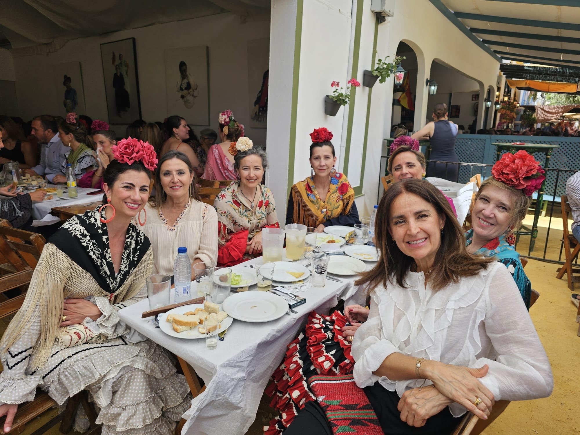 La profesora de baile María Alvear junto a algunas de sus alumnas