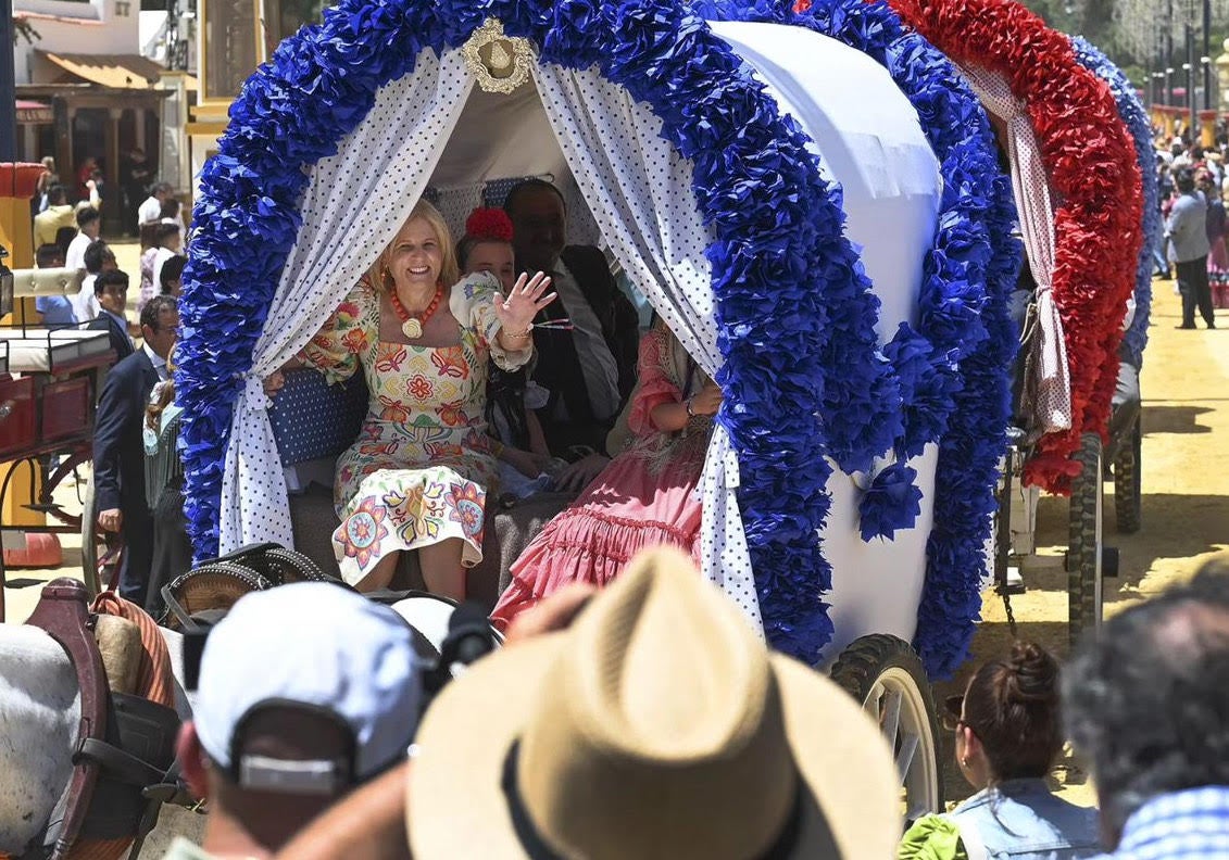 La alcaldesa de Jerez, María José García Pelayo en una carreta por el Real