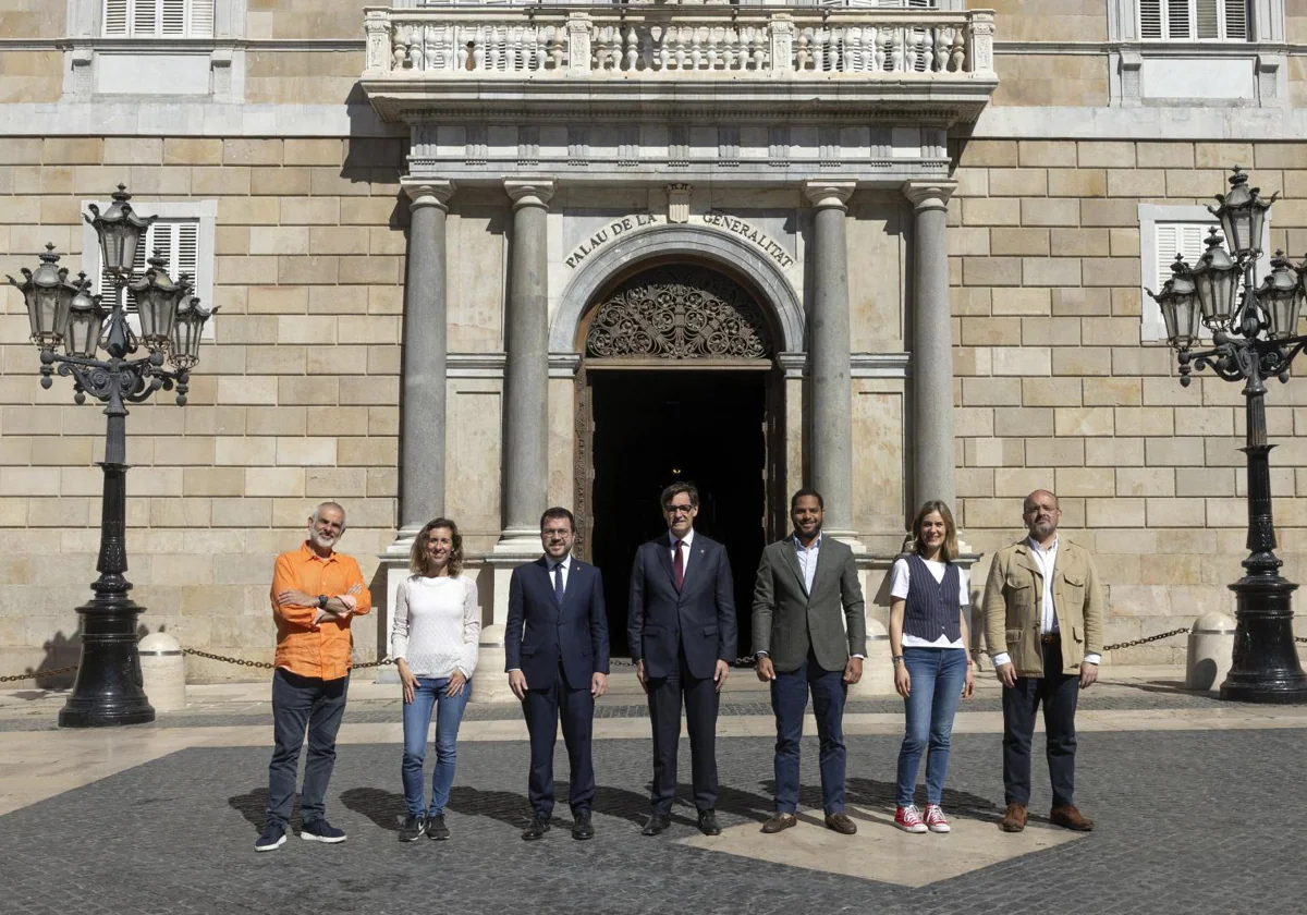 Candidatos a las elecciones delante del palacio de la Generalitat