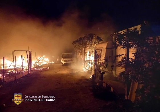 Momento del incendio en el carril de El Palmar
