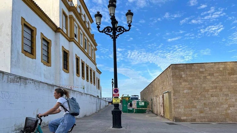 Recta final de las obras para reparar la muralla del Paseo del Vendaval de Cádiz