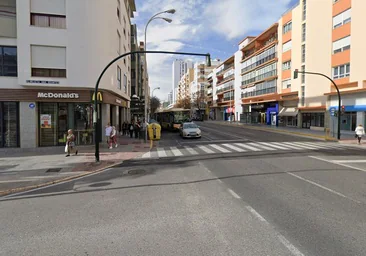 Un conductor drogado choca con varios coches, atropella a un anciano y se da a la fuga por la Avenida de Cádiz