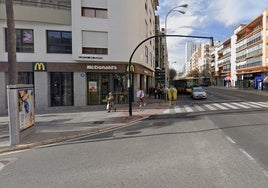 Un conductor drogado choca con varios coches, atropella a un anciano y se da a la fuga por la Avenida de Cádiz