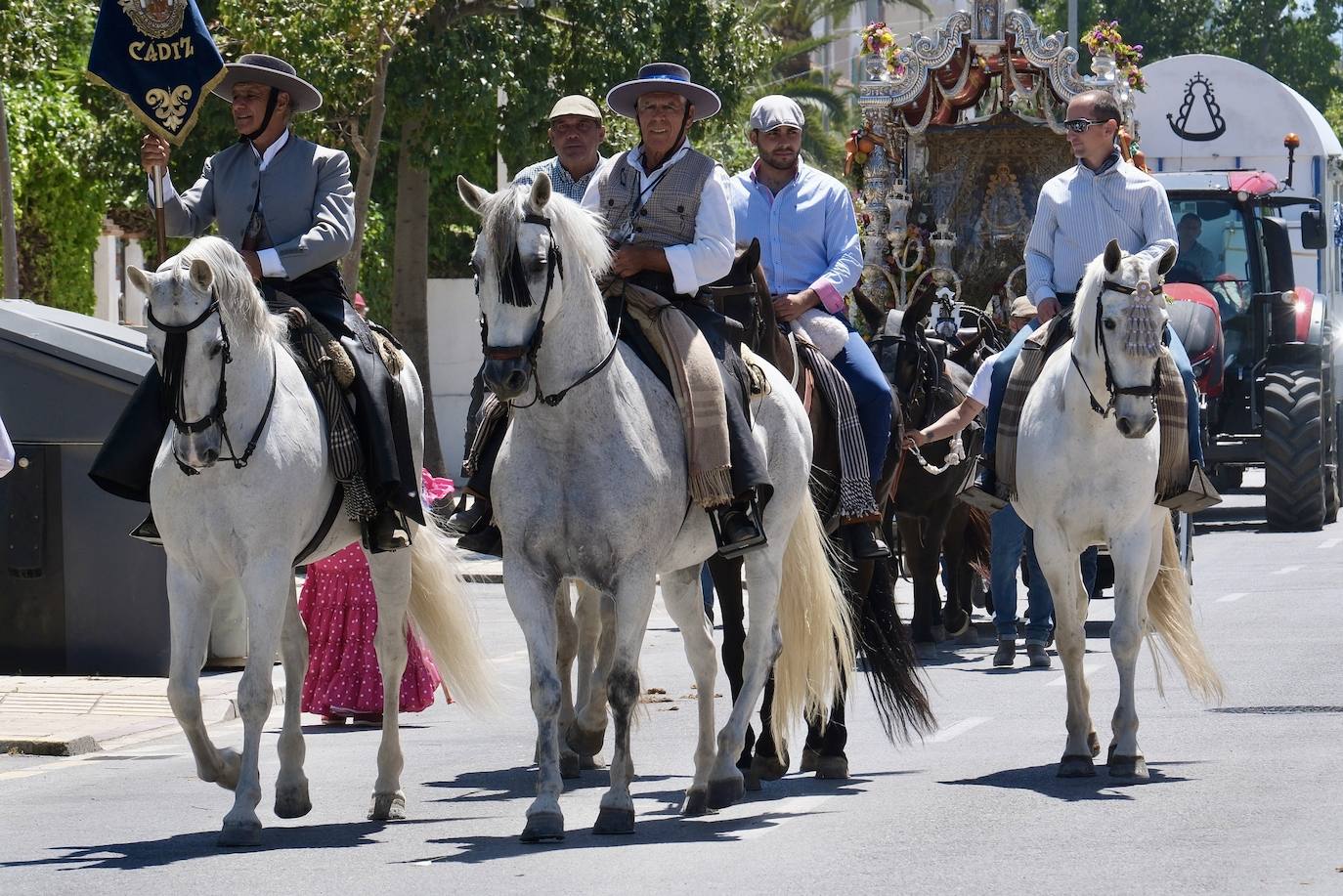 Fotos: así ha sido el primer día de embarque de romeros de Cádiz en Bajo de Guía en Sanlúcar