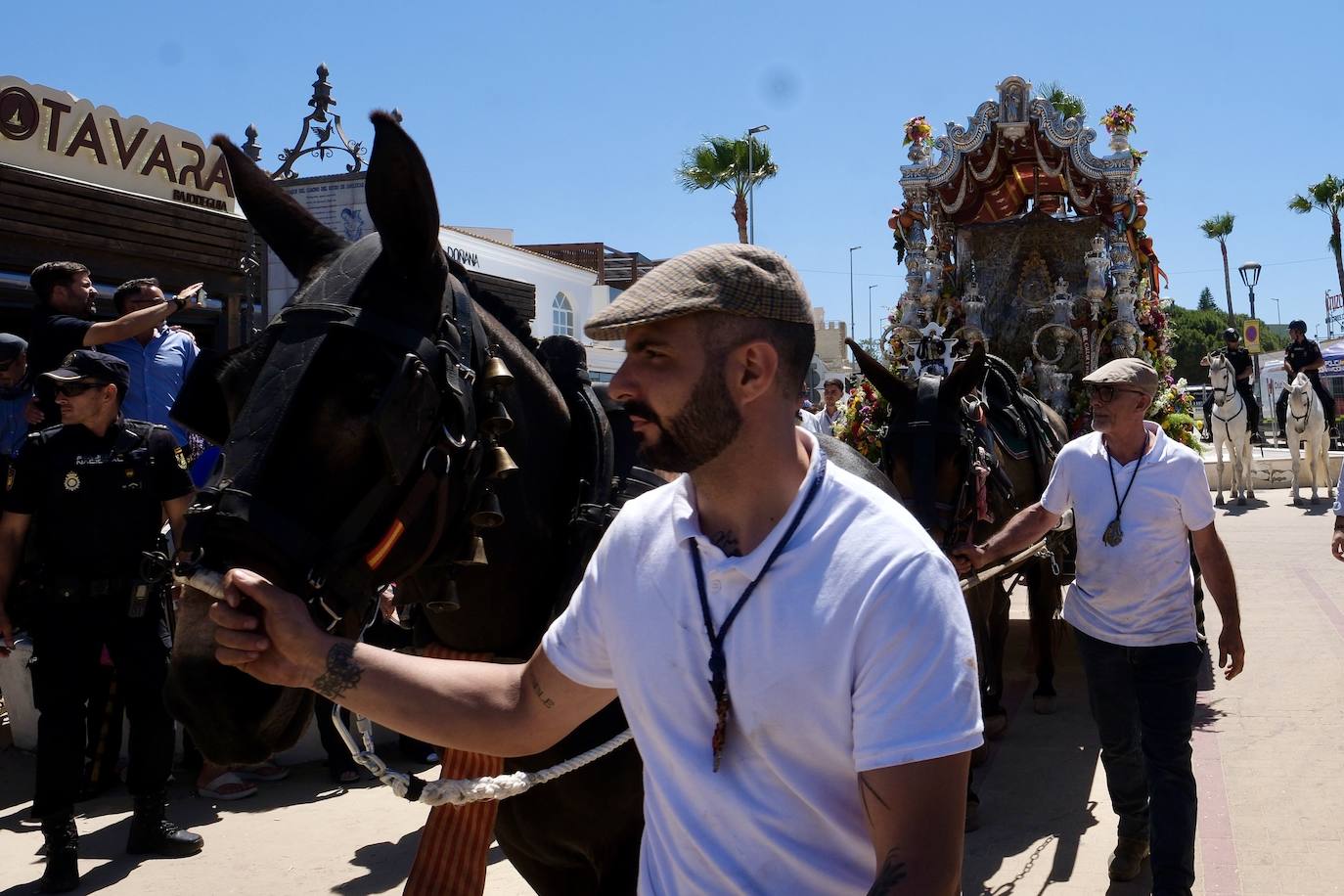 Fotos: así ha sido el primer día de embarque de romeros de Cádiz en Bajo de Guía en Sanlúcar