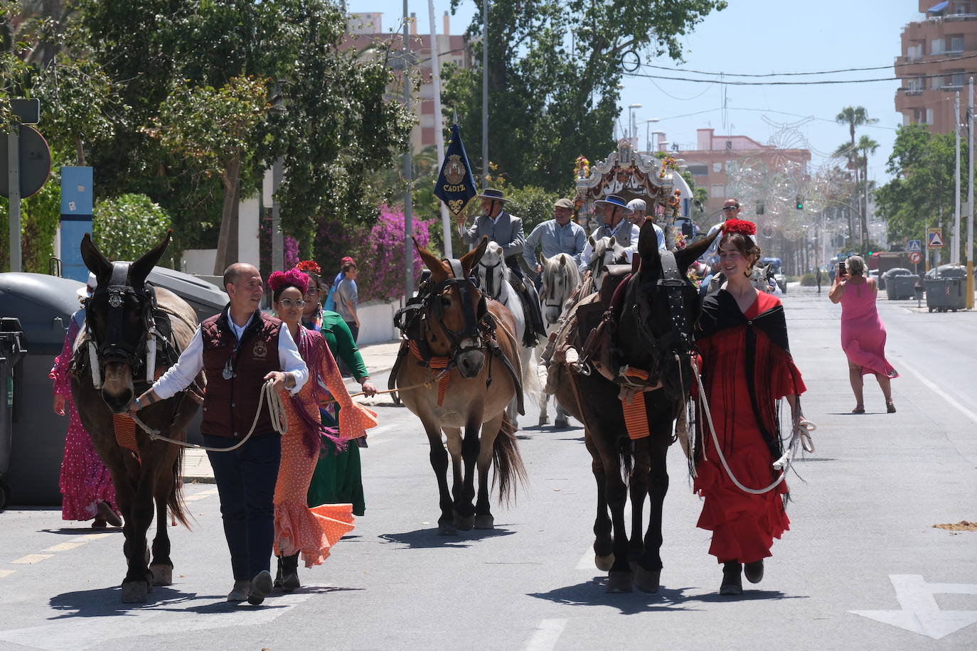 Fotos: así ha sido el primer día de embarque de romeros de Cádiz en Bajo de Guía en Sanlúcar