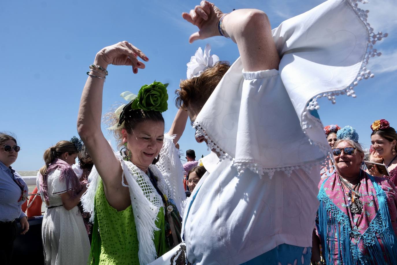 Fotos: así ha sido el primer día de embarque de romeros de Cádiz en Bajo de Guía en Sanlúcar