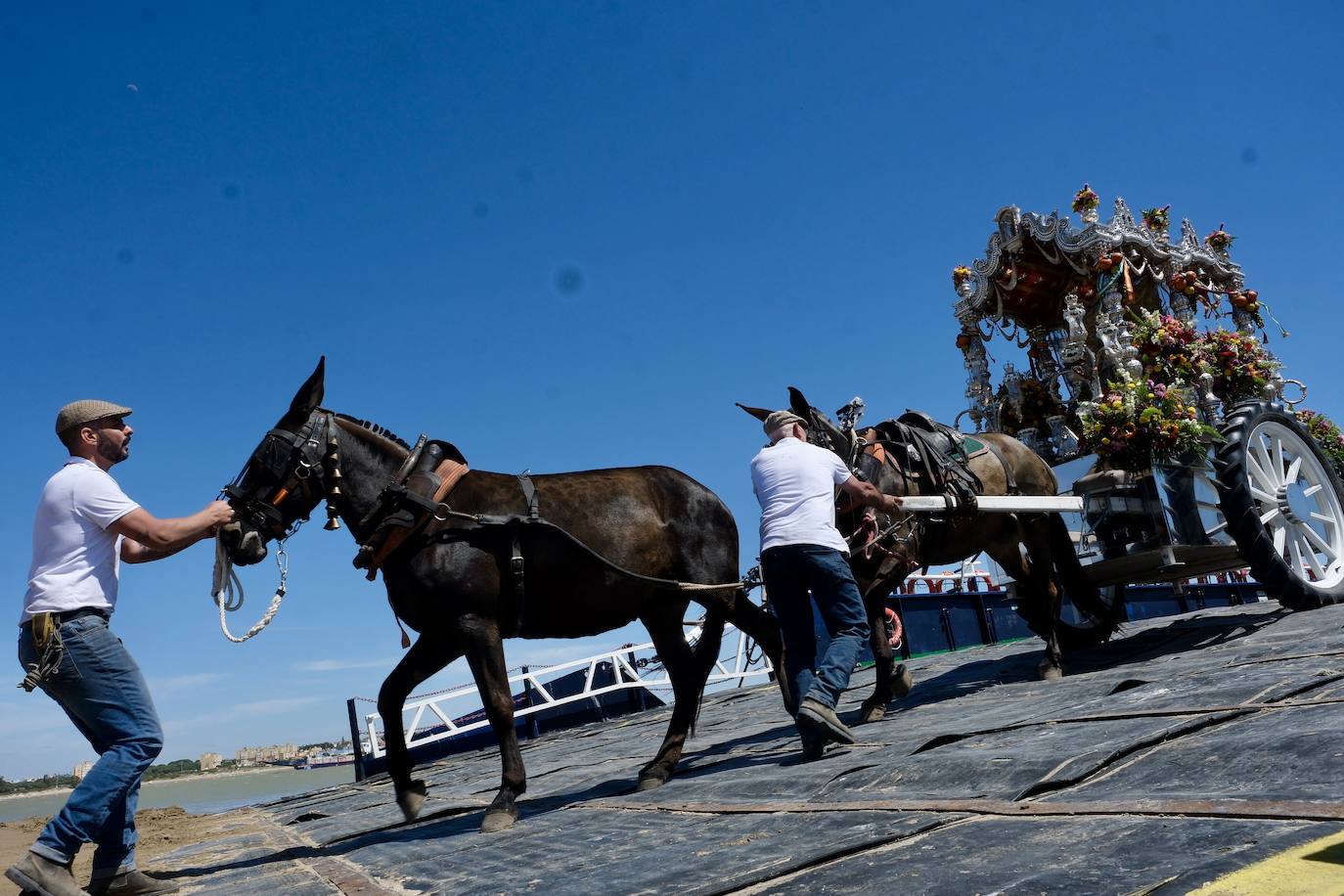 Fotos: así ha sido el primer día de embarque de romeros de Cádiz en Bajo de Guía en Sanlúcar