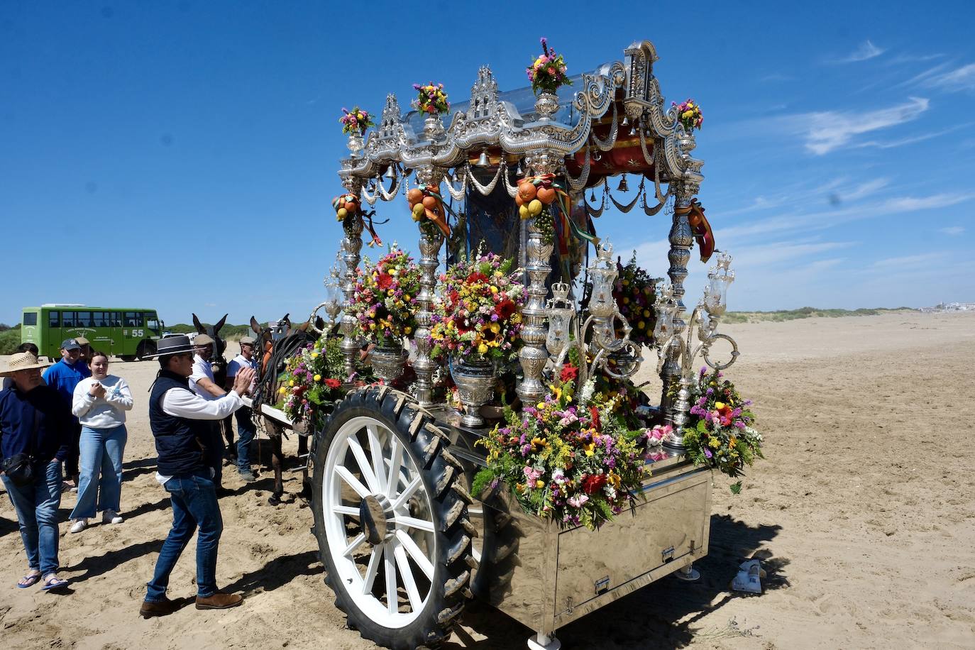 Fotos: así ha sido el primer día de embarque de romeros de Cádiz en Bajo de Guía en Sanlúcar