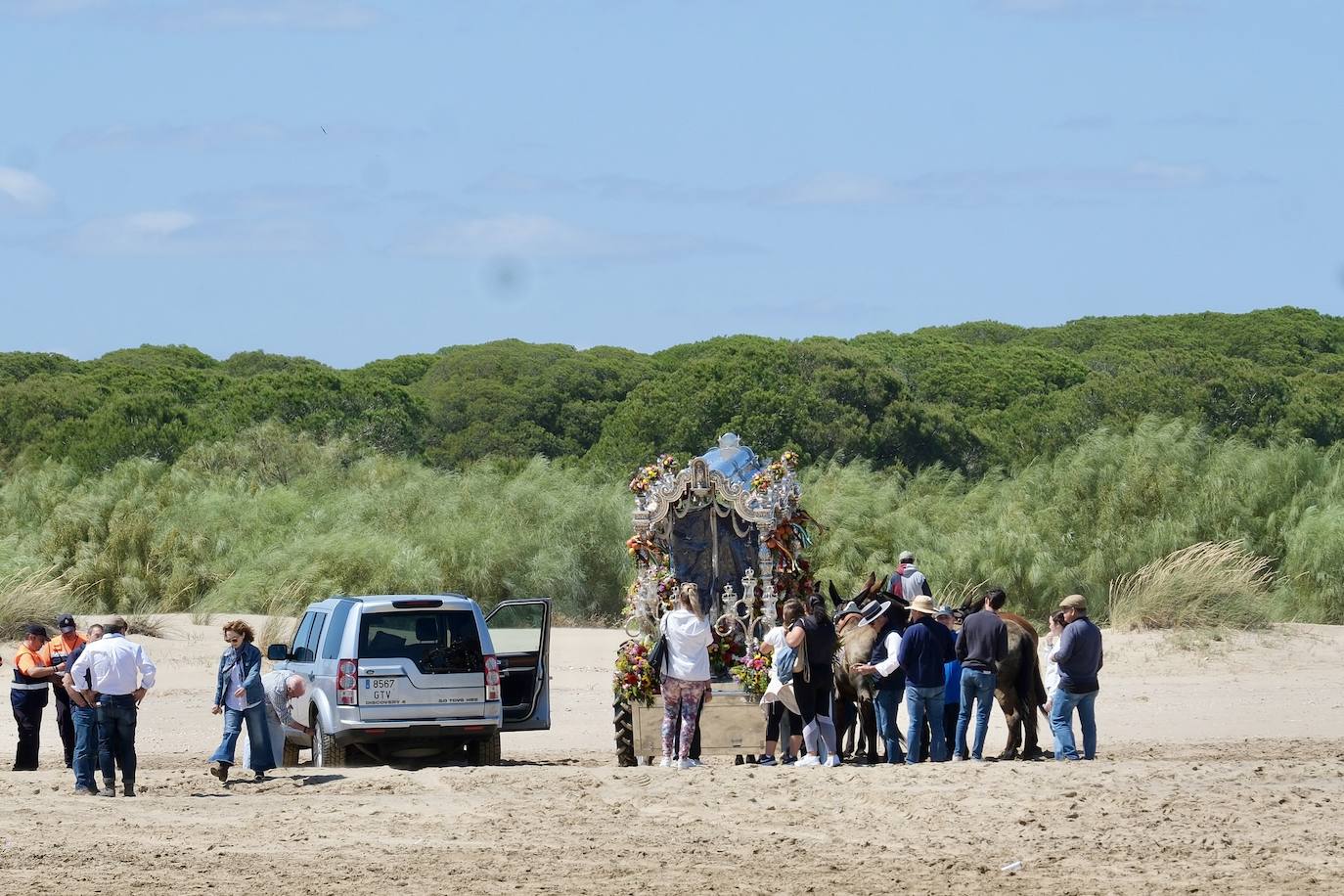 Fotos: así ha sido el primer día de embarque de romeros de Cádiz en Bajo de Guía en Sanlúcar