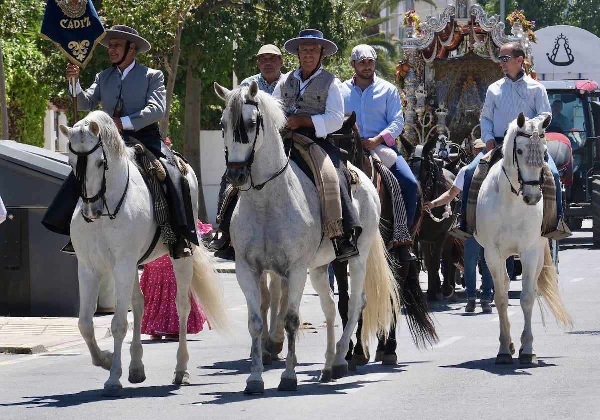 Fotos: así ha sido el primer día de embarque de romeros de Cádiz en Bajo de Guía en Sanlúcar