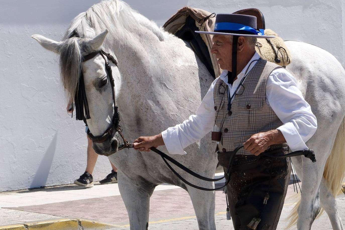 Fotos: así ha sido el primer día de embarque de romeros de Cádiz en Bajo de Guía en Sanlúcar