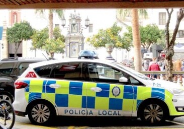 Detienen a un menor tras colarse con su moto en una comunión mientras huía de la Policía de Algeciras