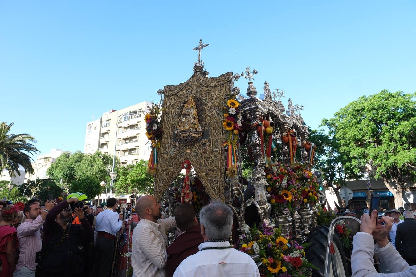 Fotos: La hermandad del Rocío de Cádiz recorre la ciudad antes de salir hacia Almonte