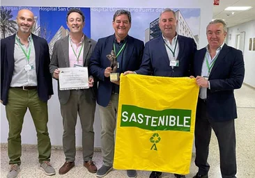 Premian al Hospital Puerta del Mar de Cádiz por usar fibras de poliéster de botellas de plástico recicladas en sus uniformes