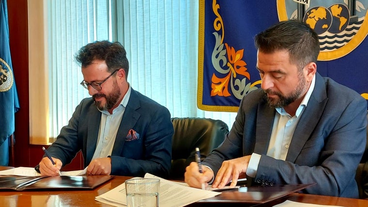 Firma del contrato de ocupación por parte de Elecam de la nave de Altadis, en el recinto interior de la Zona Franca de Cádiz