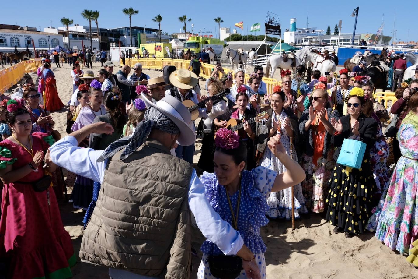 Fotos: la hermandad de Sanlúcar en el embarque en Bajo de Guía