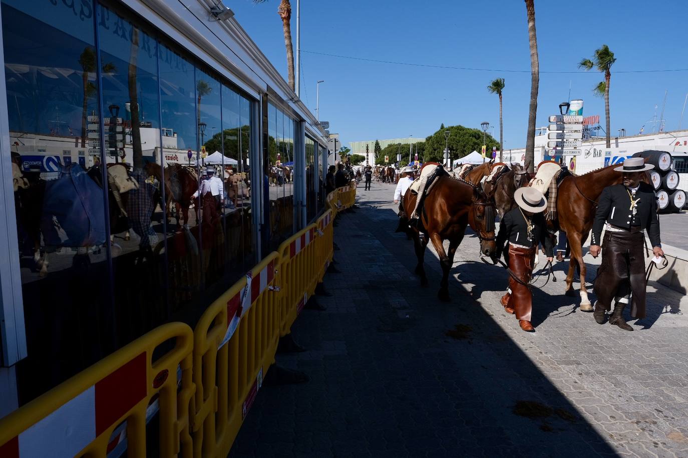 Fotos: la hermandad de Sanlúcar en el embarque en Bajo de Guía