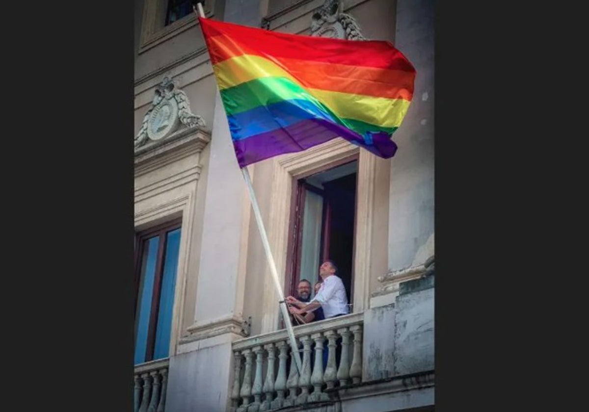 La bandera inclusiva se iza este viernes en Cádiz con motivo del Día Internacional contra la LGTBIfobia