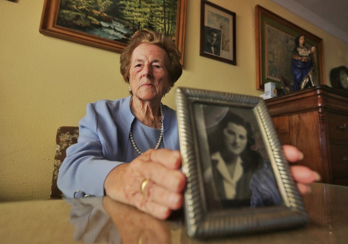 Cayetana O´Dogherty, junto a un retrato de joven