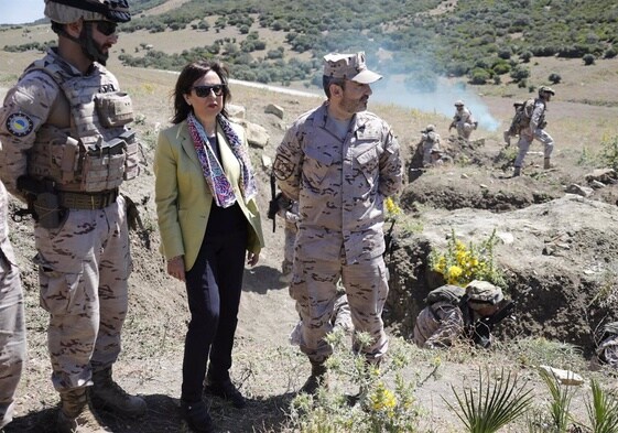 La ministra de Defensa, Margarita Robles, junto a militares españoles y ucranianos en una visita al campo de adiestramiento del Sierra del Retín, en Barbate.