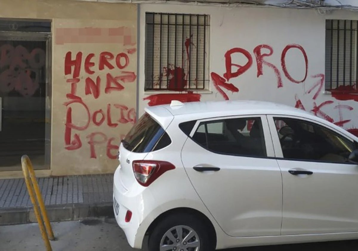 Pintadas que hicieron los vecinos denunciando la venta de droga cuando ya la Policía lo estaba siguiendo.