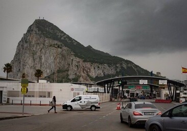 La Junta critica su ausencia en la negociación sobre Gibraltar: «Sánchez busca la foto echando abajo la valla»
