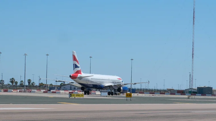 Un avión se prepara para despegar del aeropuerto de Gibraltar