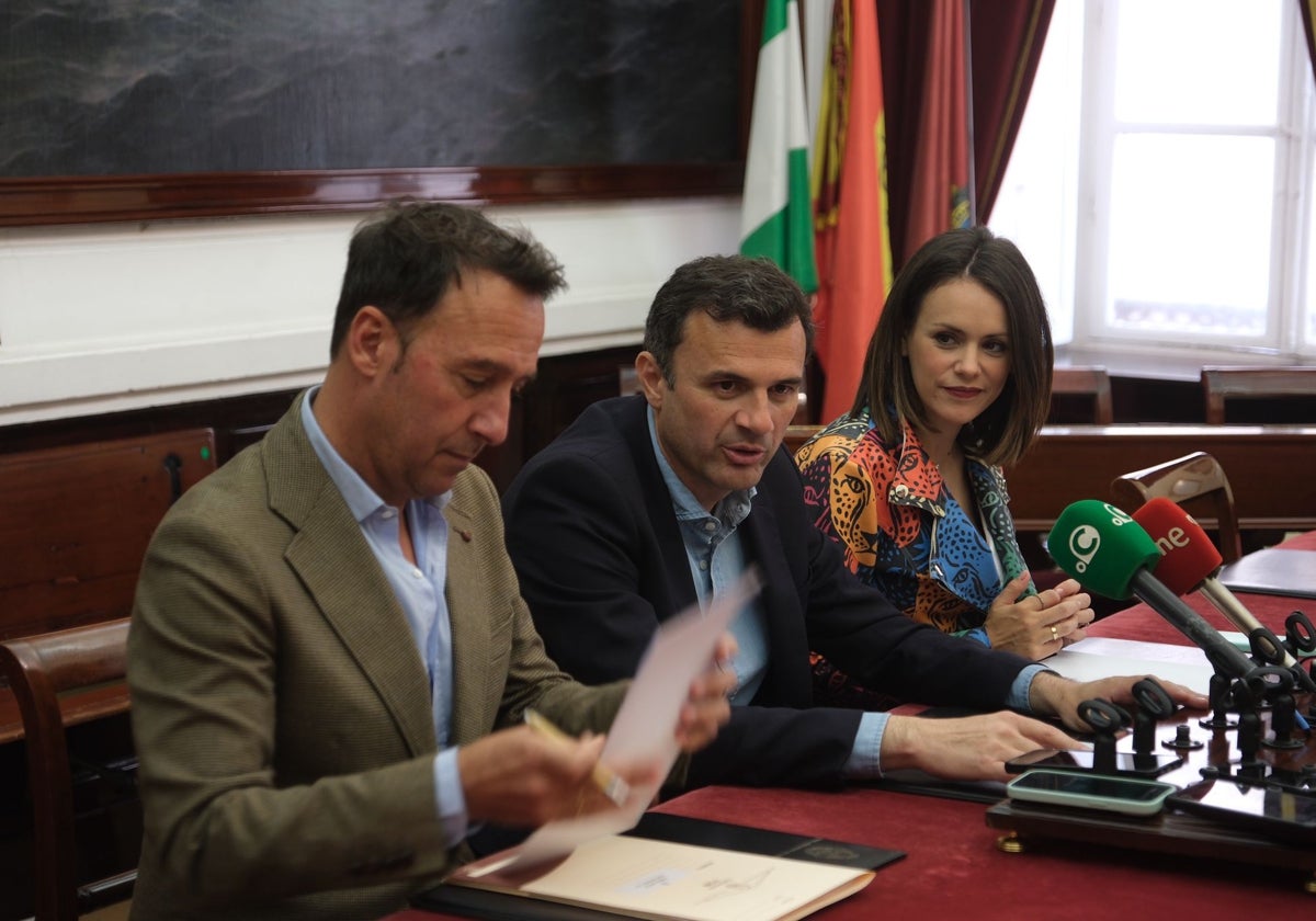 El alcalde en rueda de prensa esta viernes junto a los tenientes de alcalde José Manuel Cossi y Beatriz Gandullo.