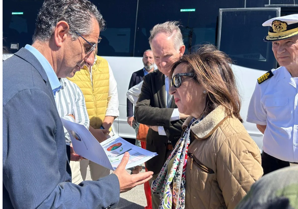 El alcalde de Barbate (Cádiz), Miguel Molina (Andalucía Por Sí), entrega a la ministra de Defensa, Margarita Robles, el Plan de Singularidad del municipio